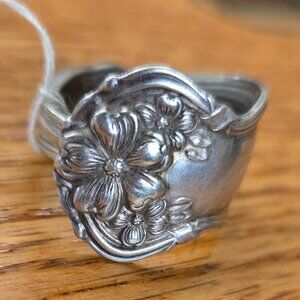 Beautiful floral vintage handcrafted silverplate spoon ring size 8.5